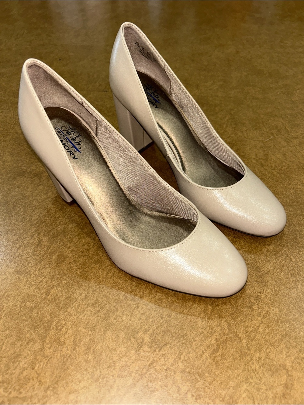 NWOT Life Stride Nude/Cream Block Heel comfort Flex Pumps for Women 7.5